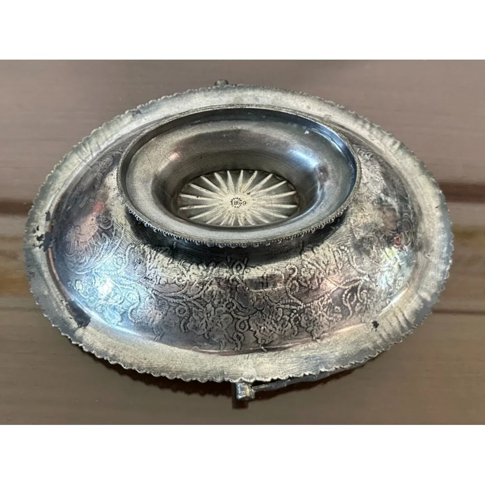 1865 Meriden Britanic Co‎ Silverplate Floral Bridal Fruit Basket Bowl Handle